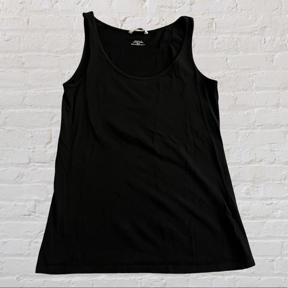🛍🏙3️⃣ for $1️⃣5️⃣ H&M subtle scalloped trim black tank top